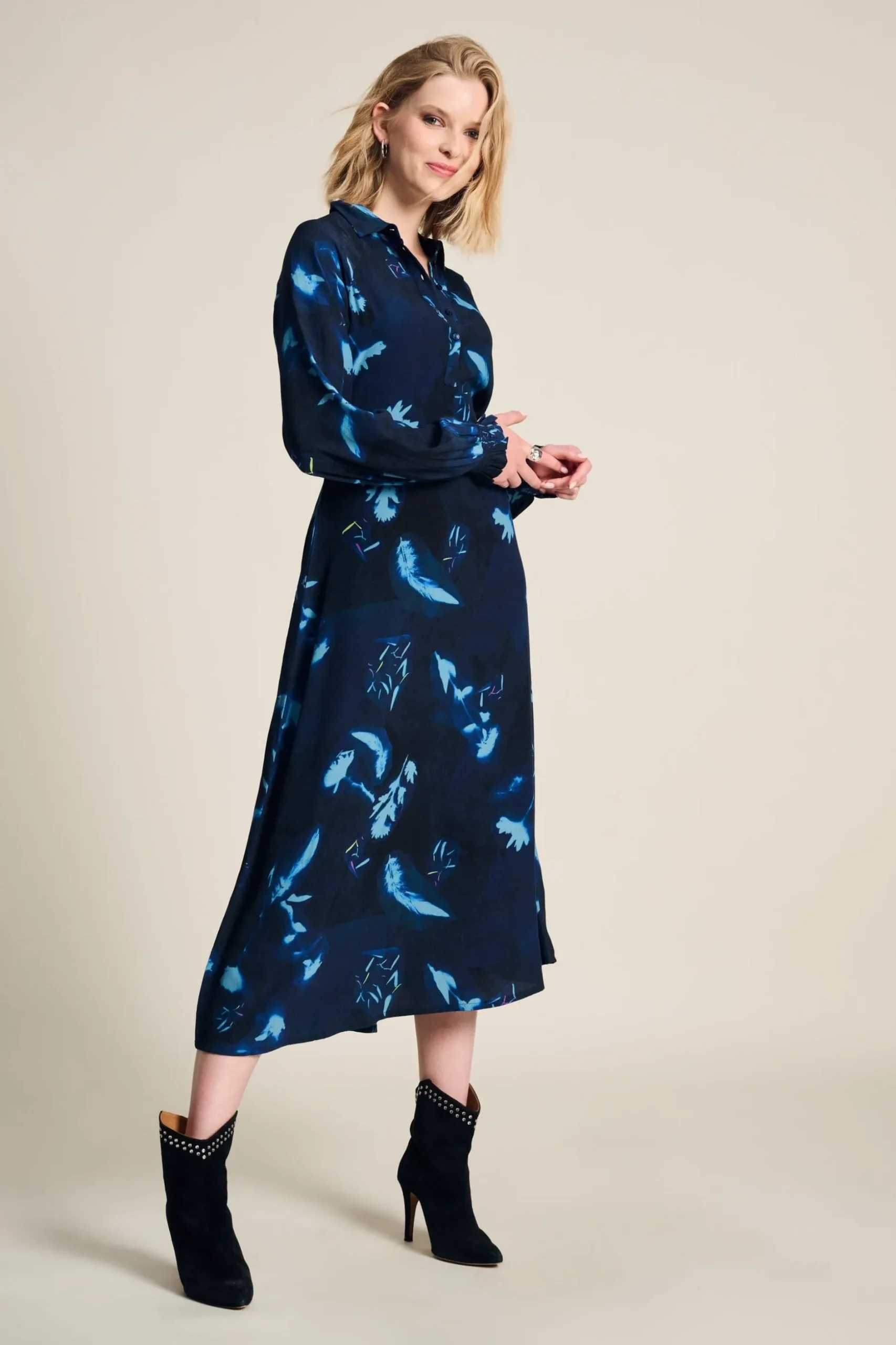 jurk_feathers_and_floral_blue_0.webp POM Amsterdam JURK Blue | Jurken
