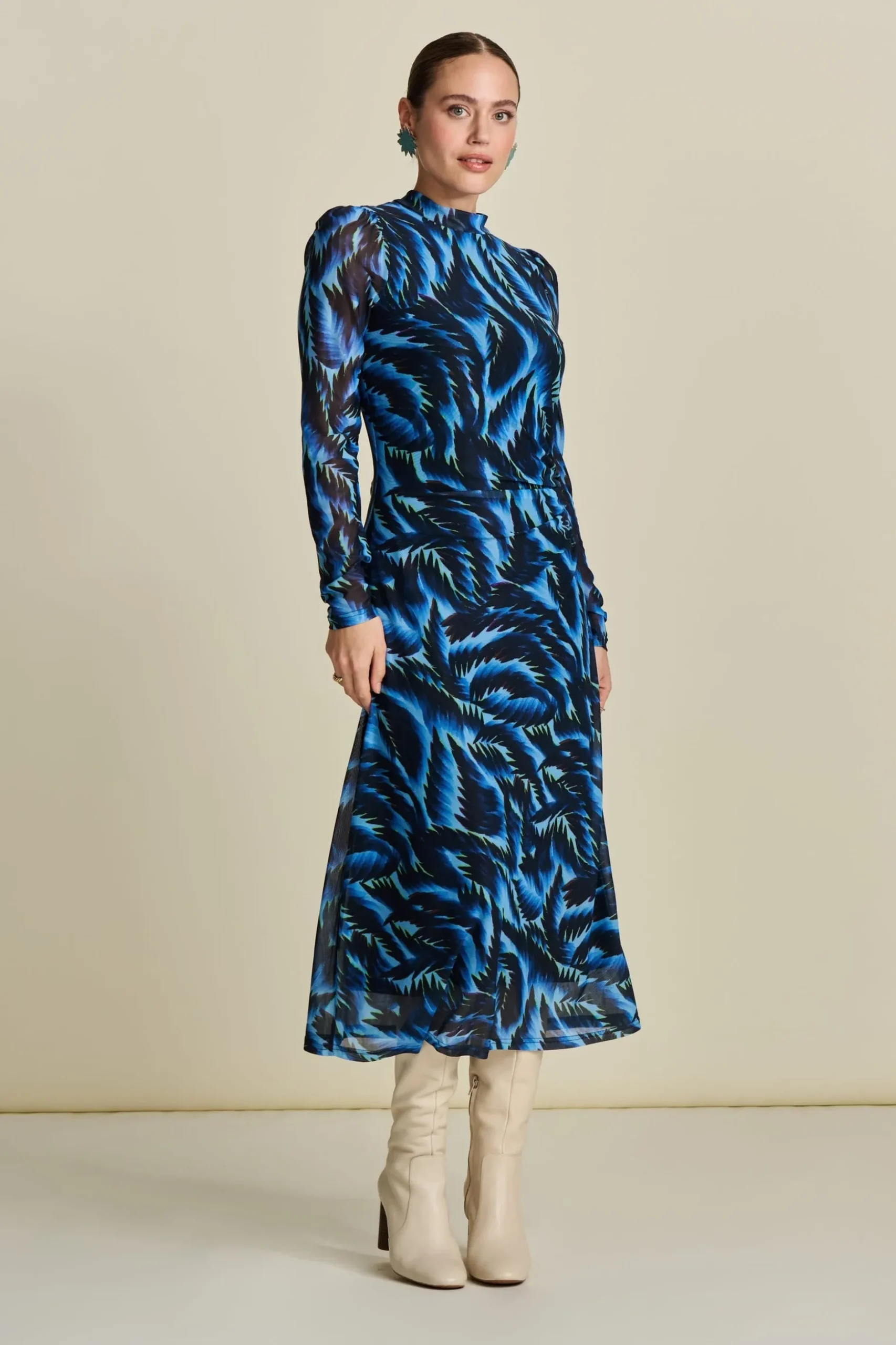 jurk_feathers_blue_mesh_0.webp POM Amsterdam JURK Mesh | Jurken