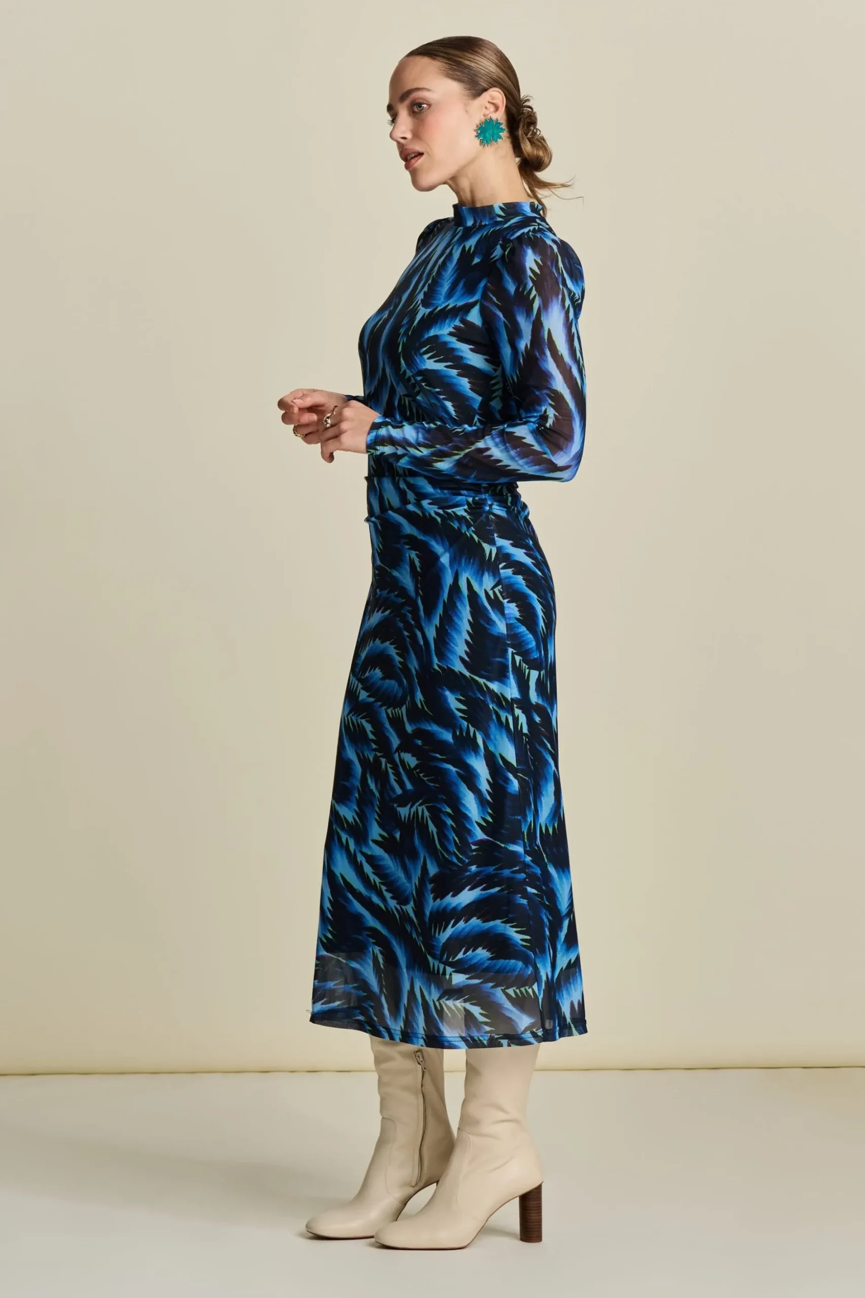 jurk_feathers_blue_mesh_3.webp POM Amsterdam JURK Mesh | Jurken