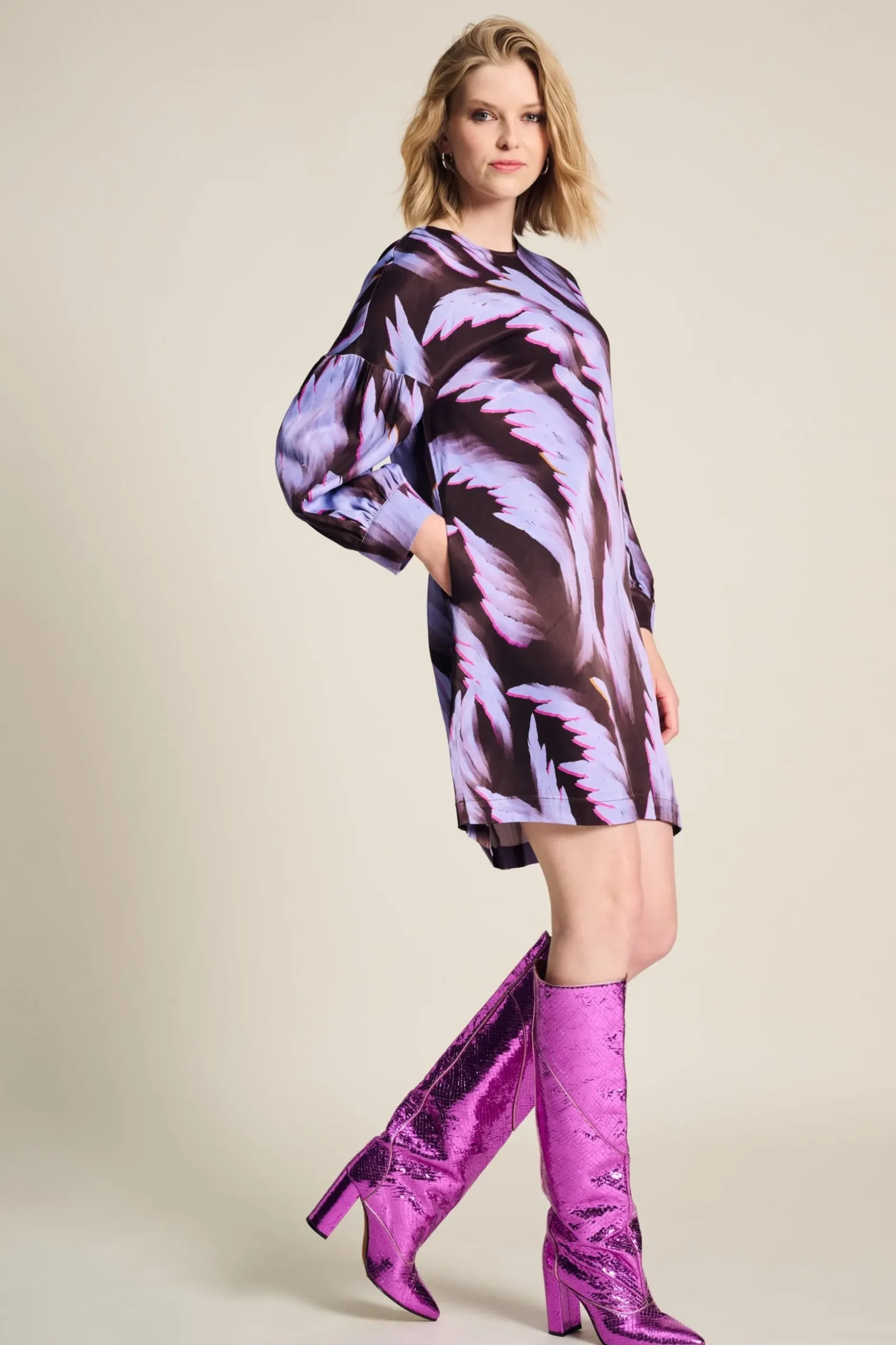 jurk_satin_feathers_brown_4.webp POM Amsterdam JURK Satin | Jurken