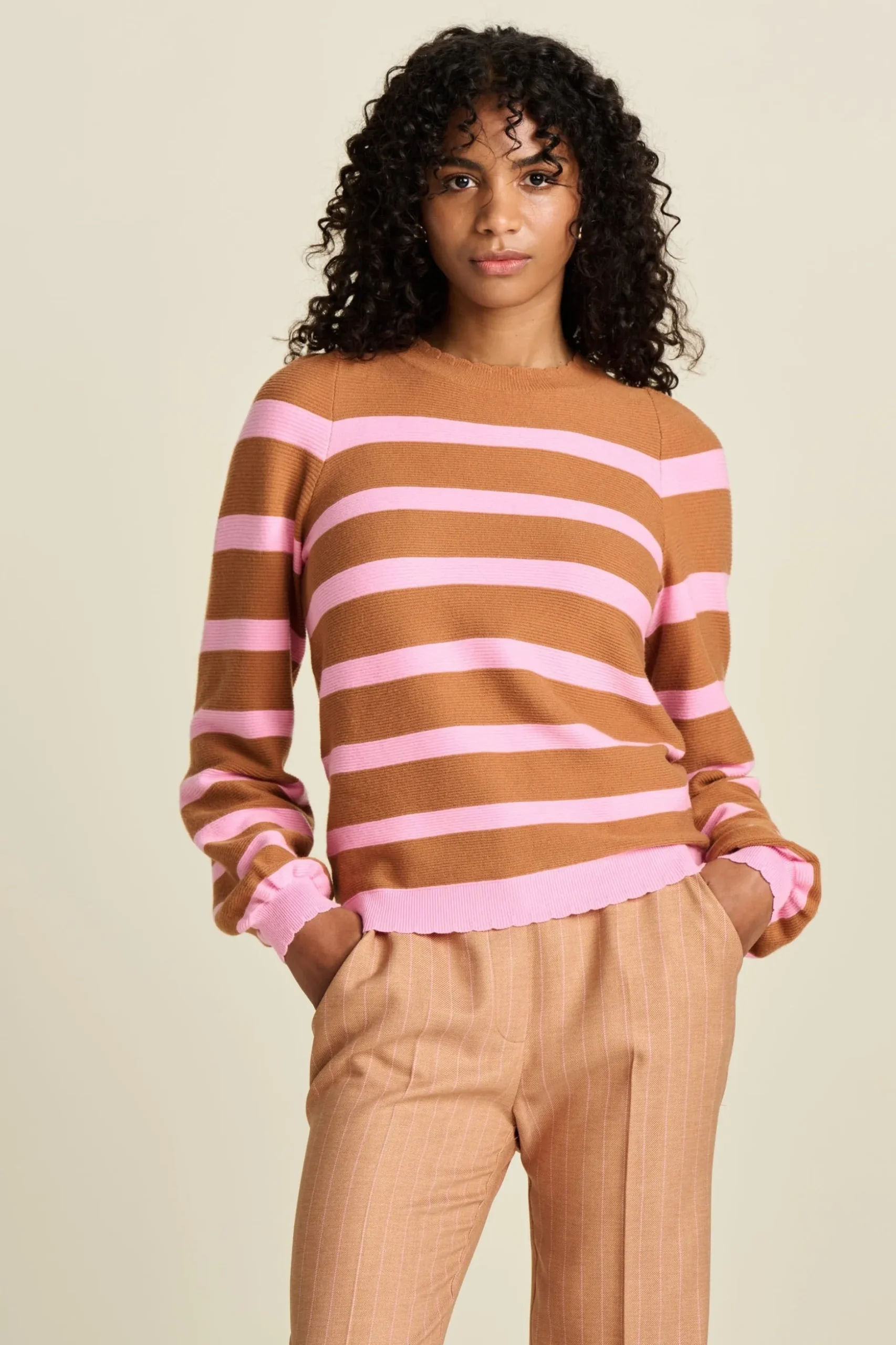 trui_striped_sugar_brown_0.webp POM Amsterdam TRUI Striped Sugar Brown | Truien & Vesten