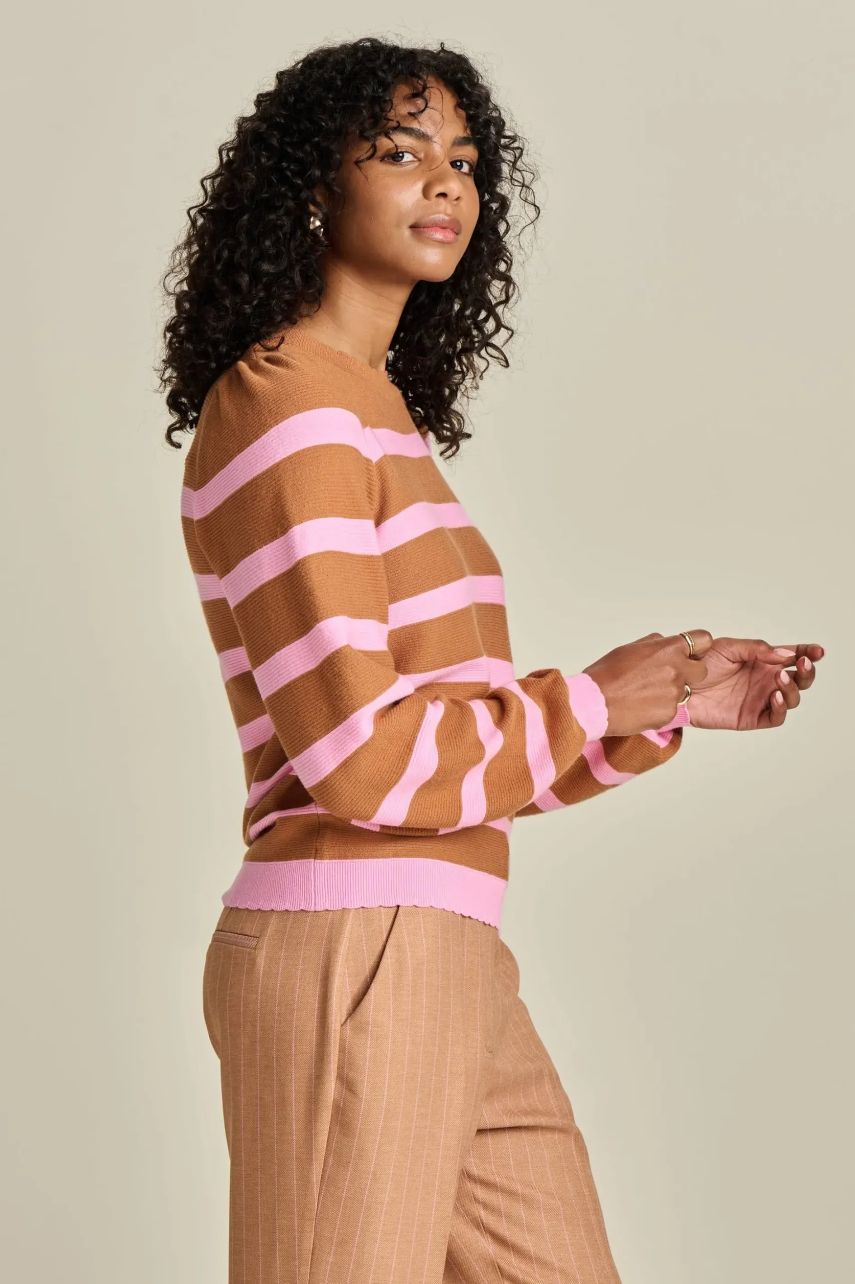 trui_striped_sugar_brown_3.webp POM Amsterdam TRUI Striped Sugar Brown | Truien & Vesten