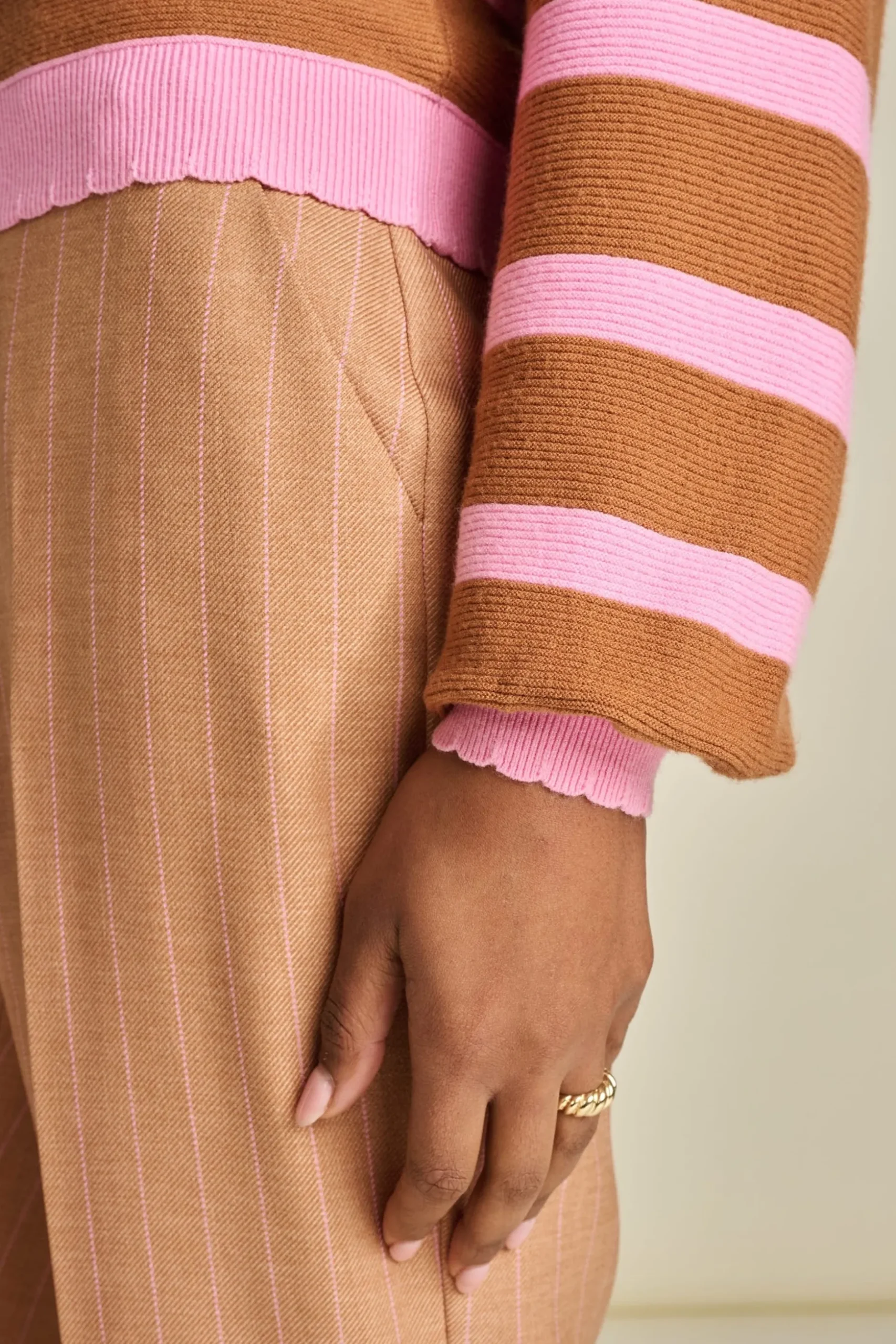 trui_striped_sugar_brown_4.webp POM Amsterdam TRUI Striped Sugar Brown | Truien & Vesten