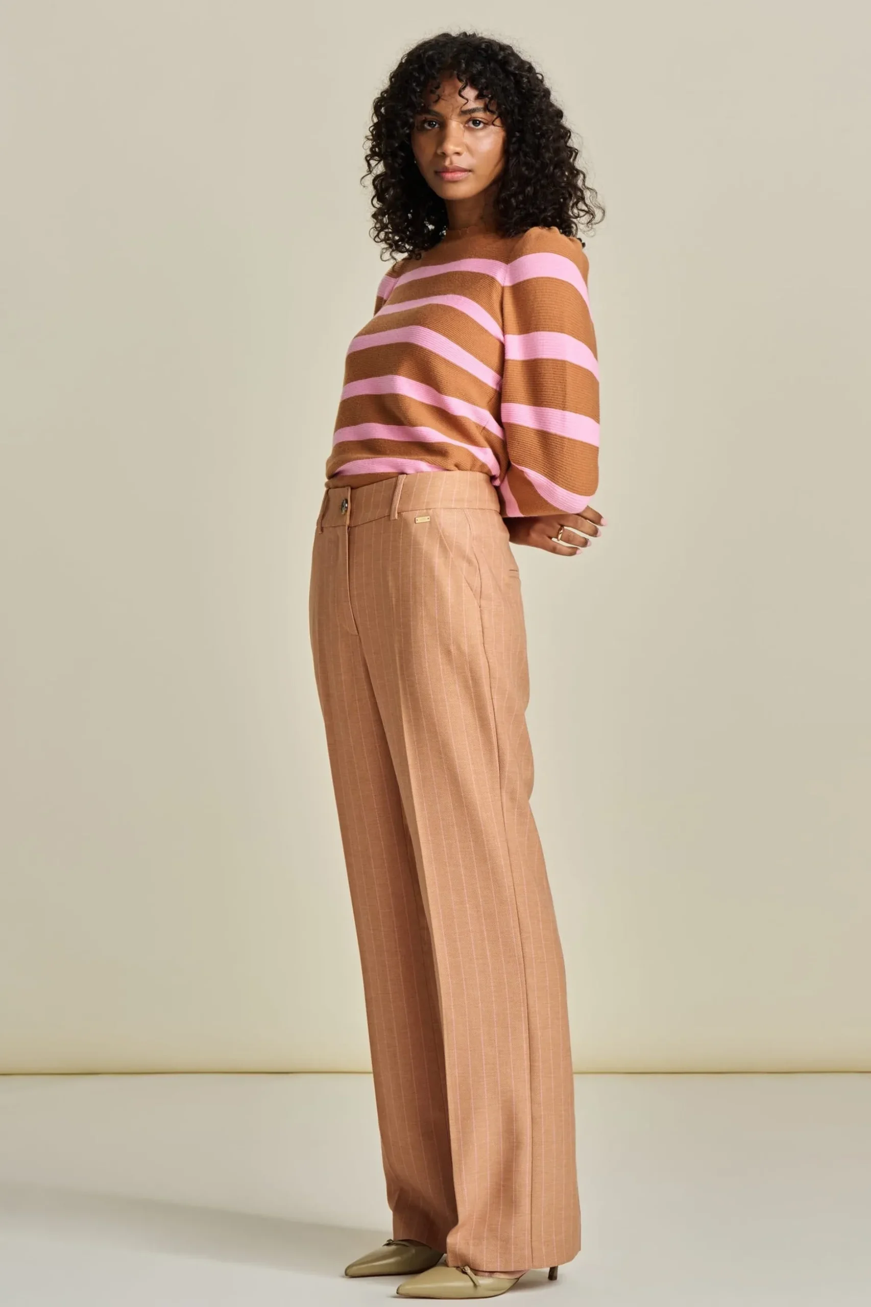 trui_striped_sugar_brown_5.webp POM Amsterdam TRUI Striped Sugar Brown | Truien & Vesten